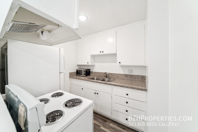 Building Photo - 7076 Lanewood Ave