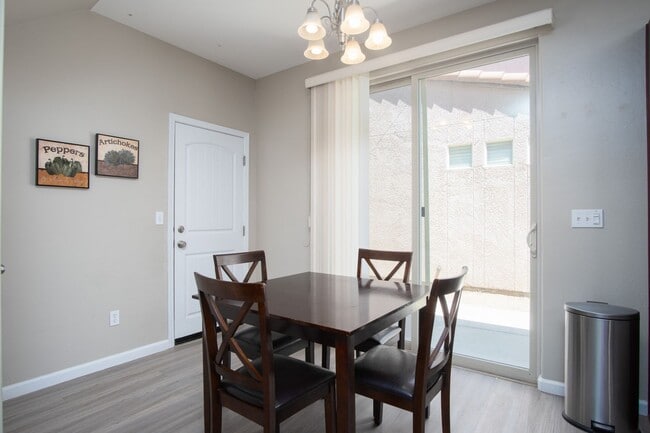 Building Photo - Full Furnished Short or Long-term rental i...