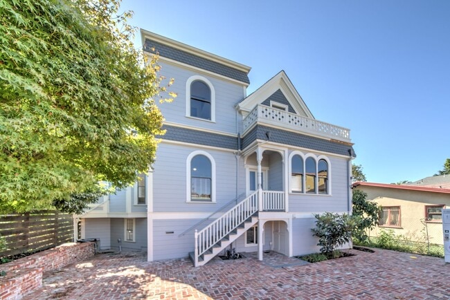 Building Photo - 2225 Blake St