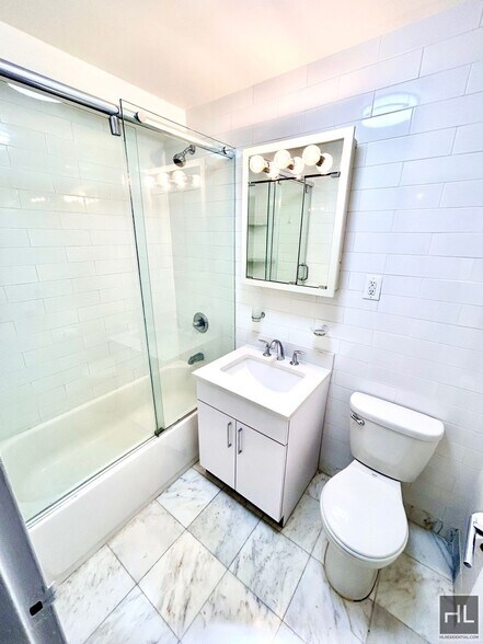 Building Photo - E 89 St