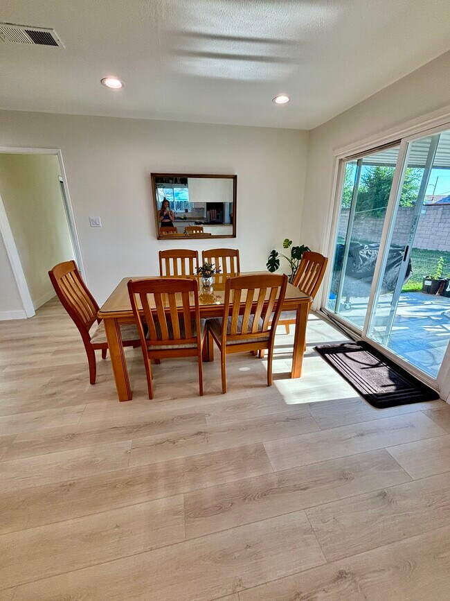 Building Photo - 1333 Currant Ave