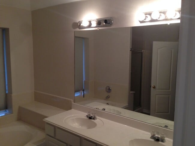 Building Photo - 4108 N Summercrest Loop