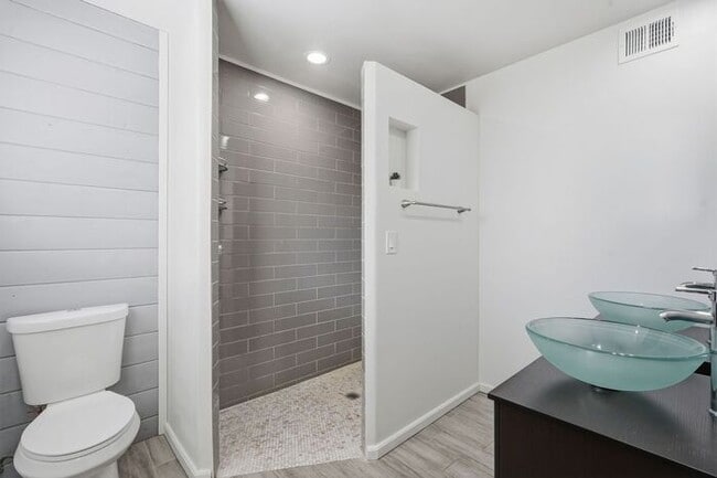 Building Photo - 8310 E Kenyon Dr