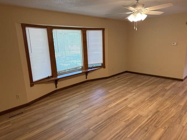 Building Photo - 4 Bedroom 3 Baths Southeast!  $2495