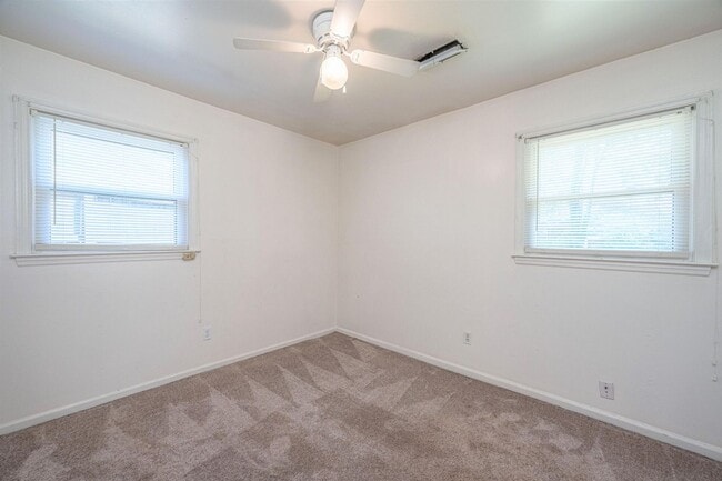 Building Photo - Charming 4 bedroom home with large yard