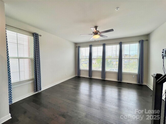 Building Photo - 240 Parkwood Ave
