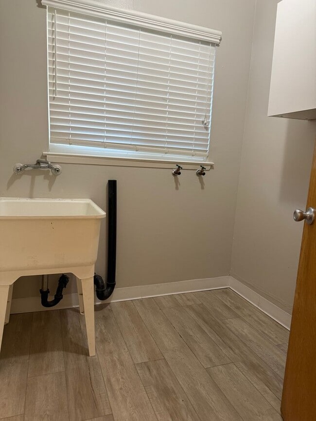 Building Photo - Spacious Waverly Park Home