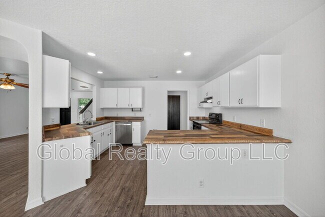 Building Photo - 215 Chisholm Trail