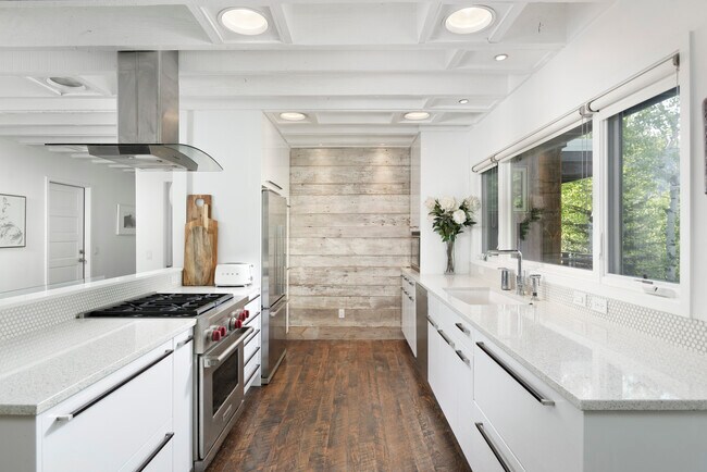 Building Photo - 122 Eastwood Rd