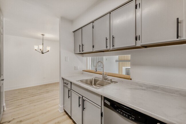 Building Photo - 42 N Park Ave