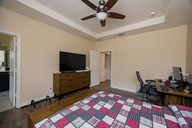 Building Photo - 6115 Bangalow Dr