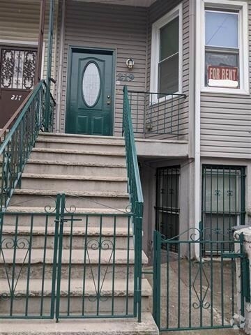 Building Photo - 219 Academy St