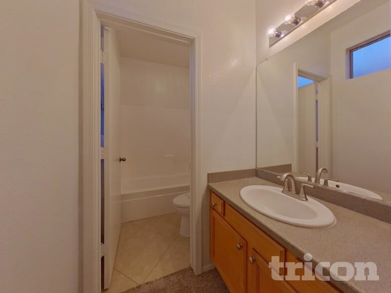 Building Photo - 735 S Bedford Dr