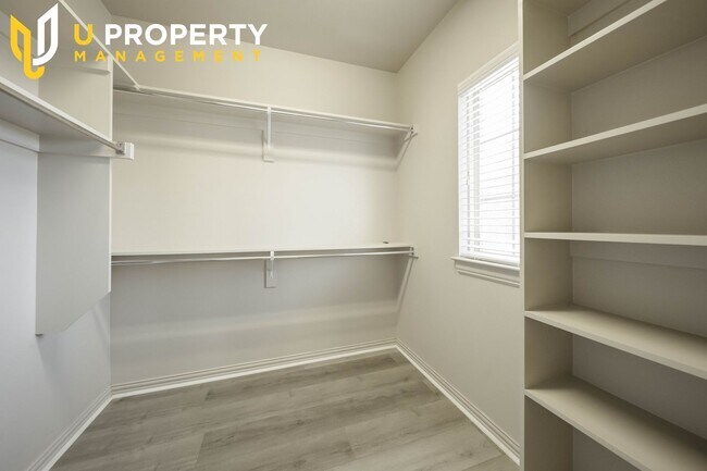 Building Photo - 2745 Troutt Dr