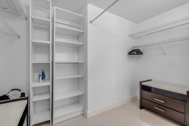 Building Photo - 1717 N Bayshore Dr