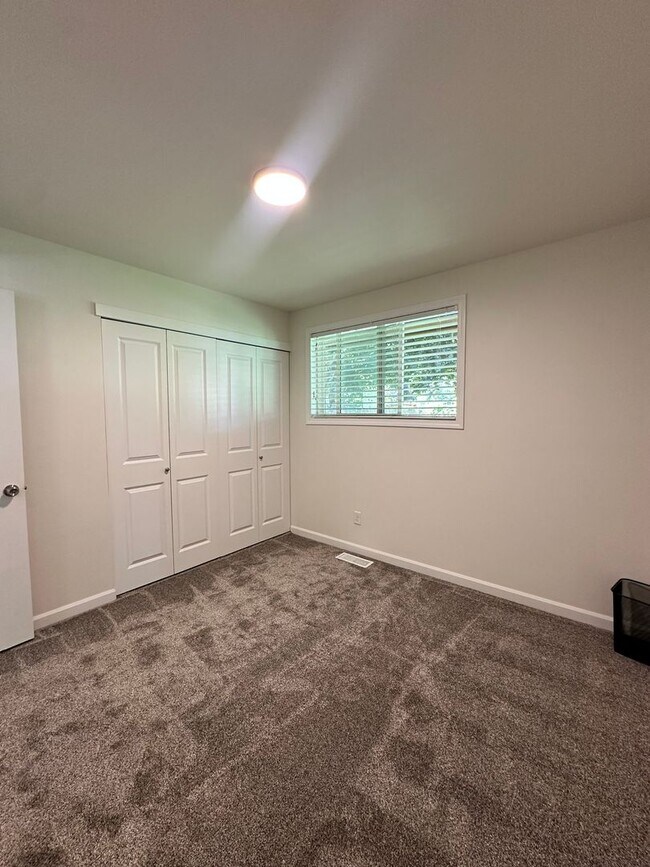 Building Photo - Stunning 3 Bedroom and 3 Bathroom Home, La...