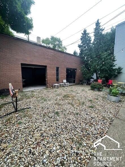 Building Photo - 2647 N Sacramento Ave