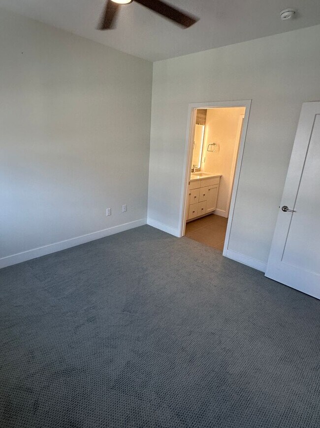 Building Photo - Gorgeous, Modern 3 Bedroom 4 Bathroom Townhouse Near Sloan's Lake
