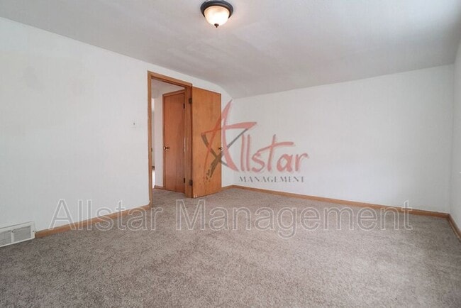 Building Photo - 4902 E 109th St