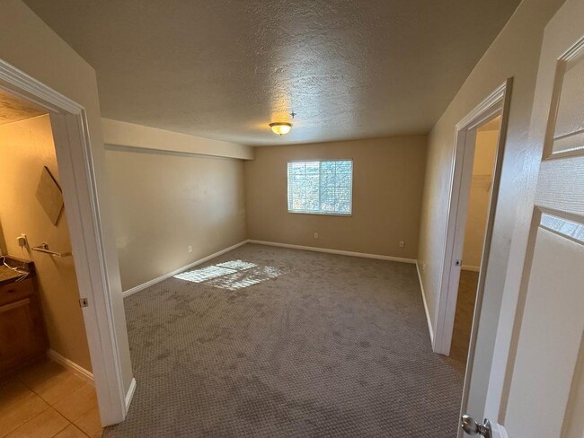 Building Photo - 139 W Ridge Rd