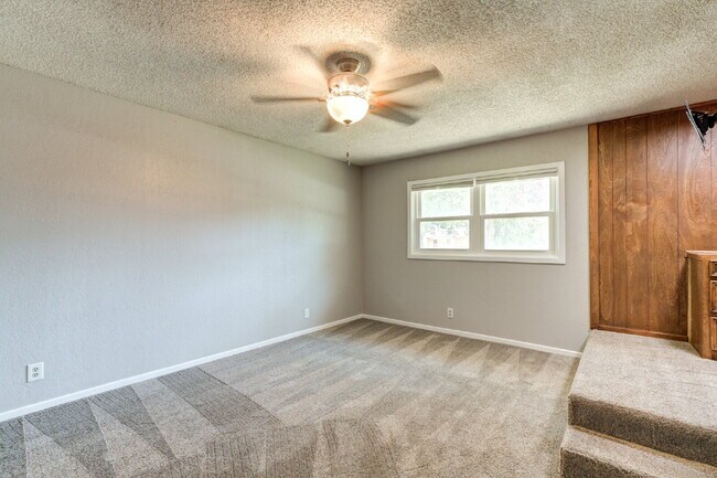 Building Photo - Renovated Three-Bedroom home in Central Lu...