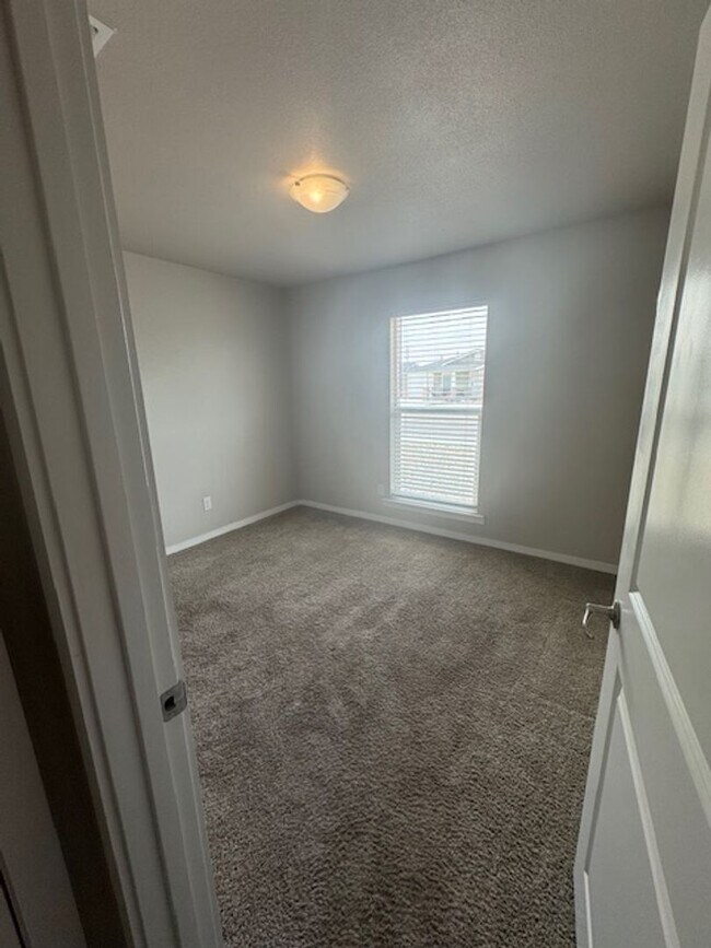 Building Photo - Townhome in Upland Heights!