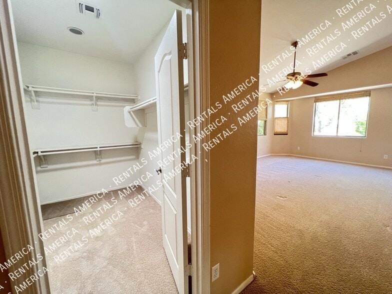 Building Photo - 1536 E Fontana Dr