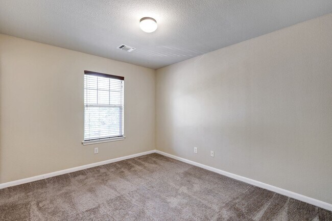 Building Photo - Beautiful 3 Bedroom 2 1/2 in trophy ridge