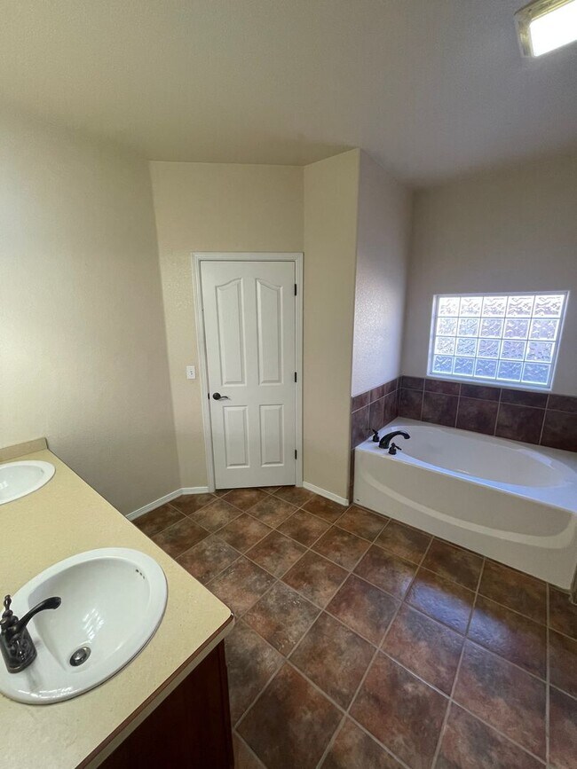 Building Photo - Lovely 4 Bedroom/2 Bath home in Parkhill E...