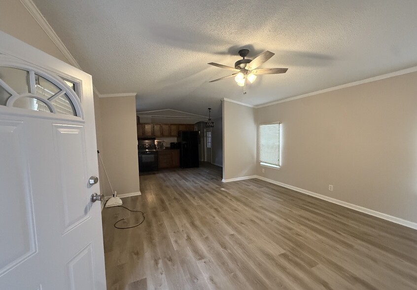 Building Photo - 3083 Lake Sue Dr