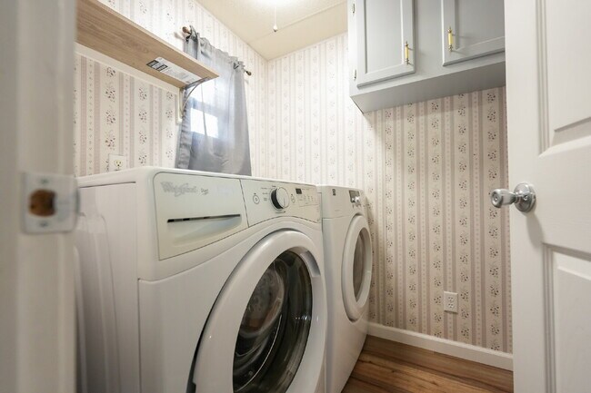 Building Photo - Modern Furnished 2 Bed/2 Bath Home • Laundry • Internet Included