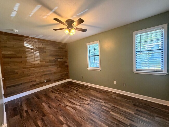 Building Photo - Discover this spacious 4-bedroom, 2.5-bathroom home in Russellville, AR