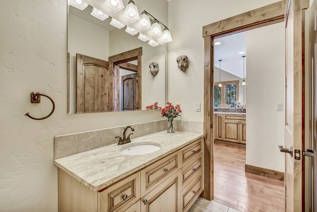 Building Photo - Rare Tumalo HORSE PROPERTY Retreat on 10 A...