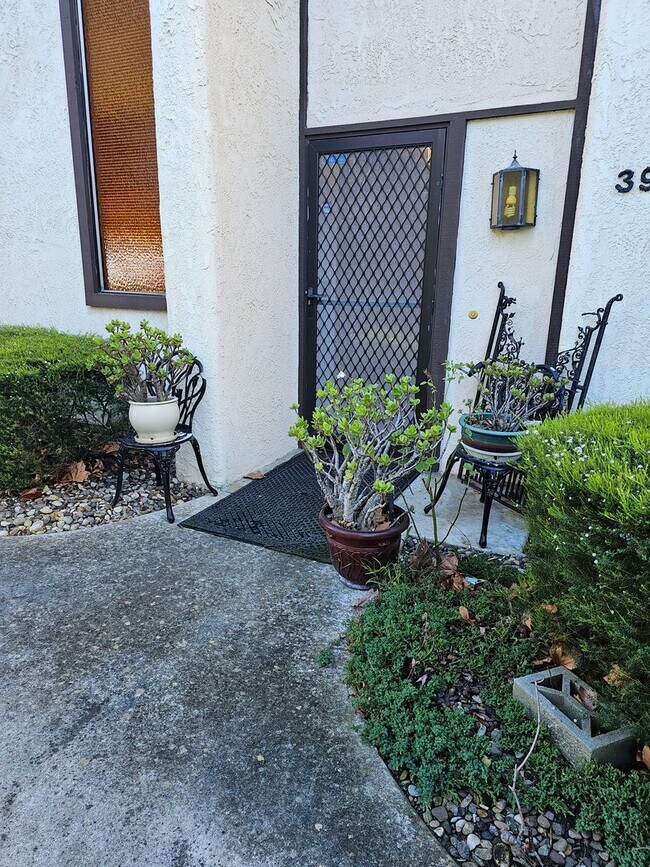 Building Photo - 3946 Mesa Cir Dr