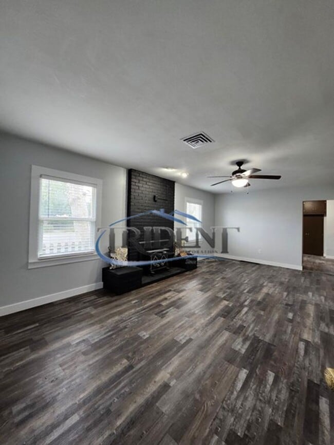 Building Photo - 3 bedroom, 2 bath house