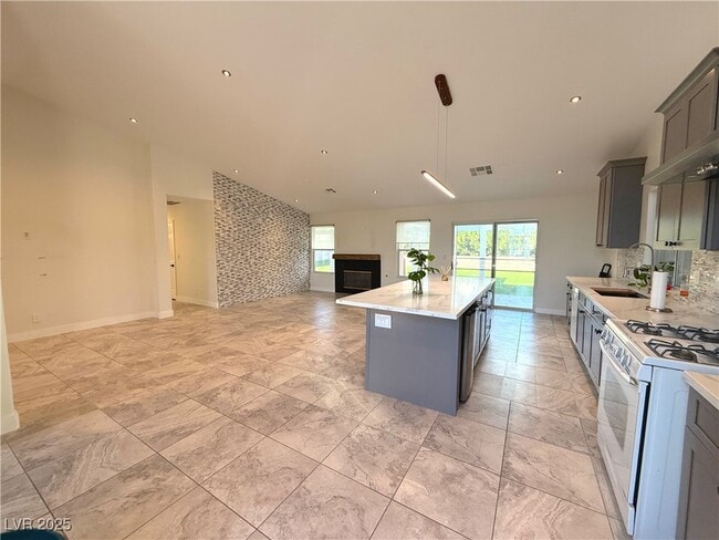 Building Photo - 5908 Red Saturn Dr