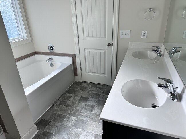 Building Photo - 413 Belhaven Ct