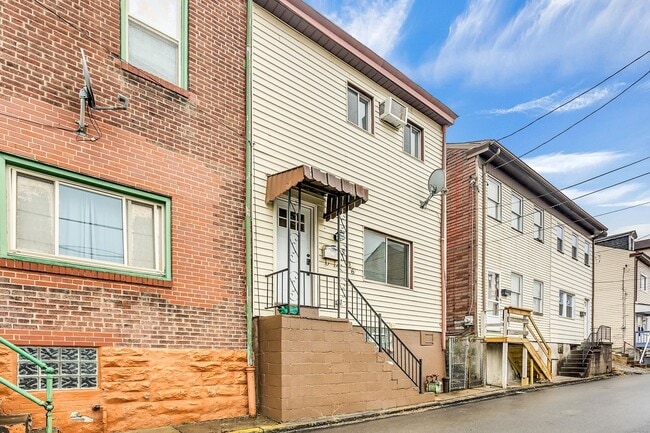 Building Photo - 2 bed 2 bath - great location, off street ...