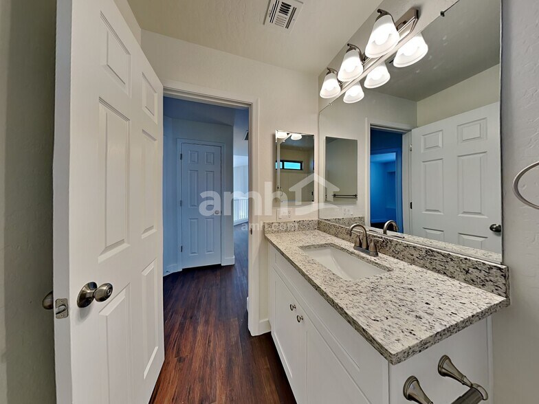 Building Photo - 5230 W Ian Dr