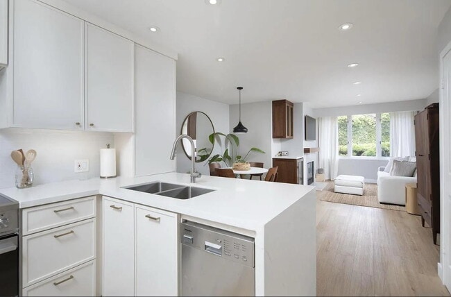 Building Photo - "Chic Beachside Living: 1-Bedroom Retreat ...