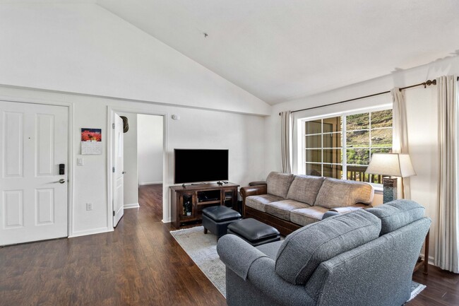 Building Photo - Three Bedroom Condo on the River