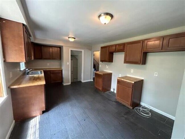 Building Photo - CLEVELAND