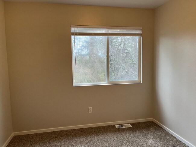 Building Photo - 3 Bed, 2 Bath Home- Fenced Back Yard!