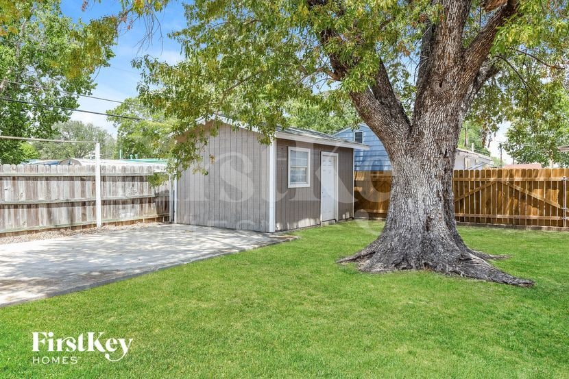 Building Photo - 523 Pinehurst Blvd