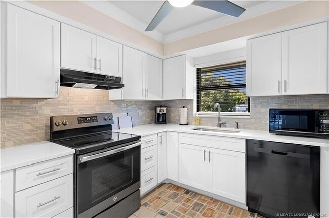 Building Photo - 4885 SE Capstan Ave