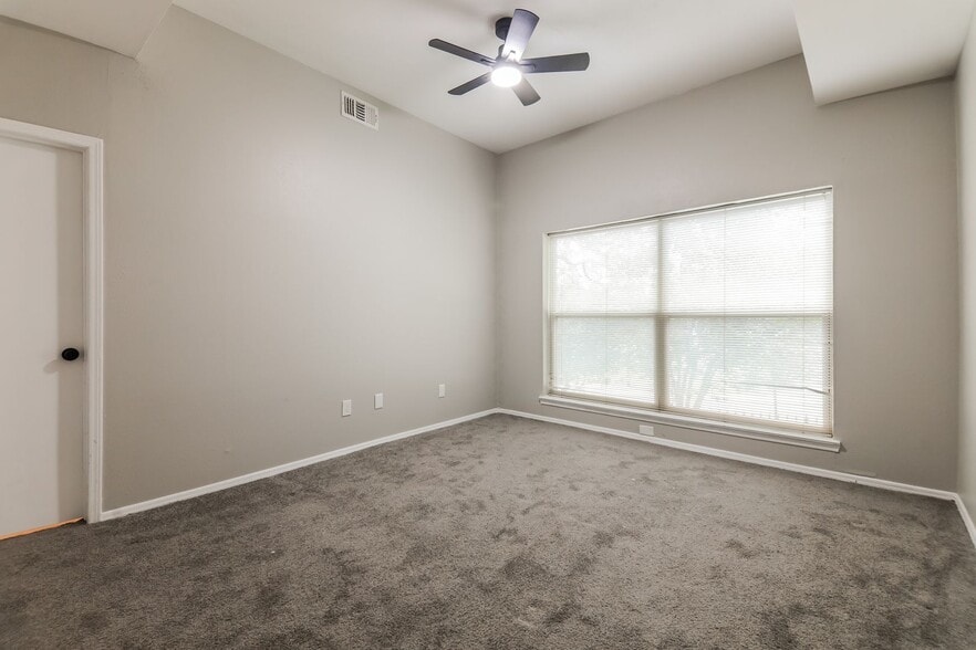 Building Photo - 10406 High Hollows Dr