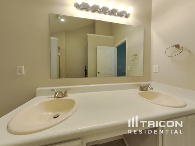 Building Photo - 7070 Springgrove Ct