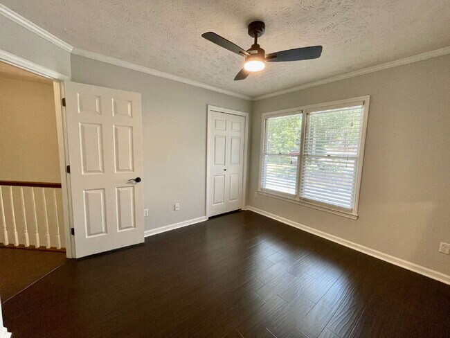 Building Photo - 3-Bed, 3-Bath Townhouse In Lands End