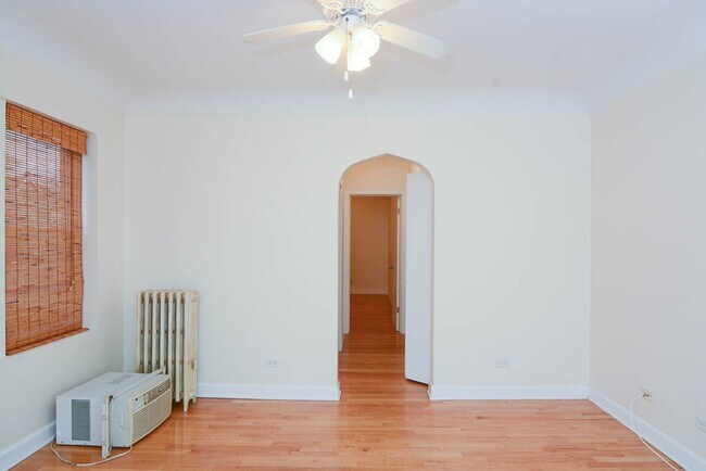 Building Photo - 2922 N Sacramento Ave