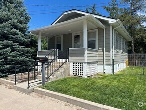 Building Photo - One bedroom, one and half bathroom, pet fr...